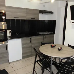 https://la-ptite-maison-poncins.hotels-rhonealpes.com